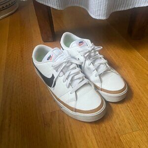 Nike Women’s White & Black Sneakers Size 8.5 — Streetwear Casual Shoes